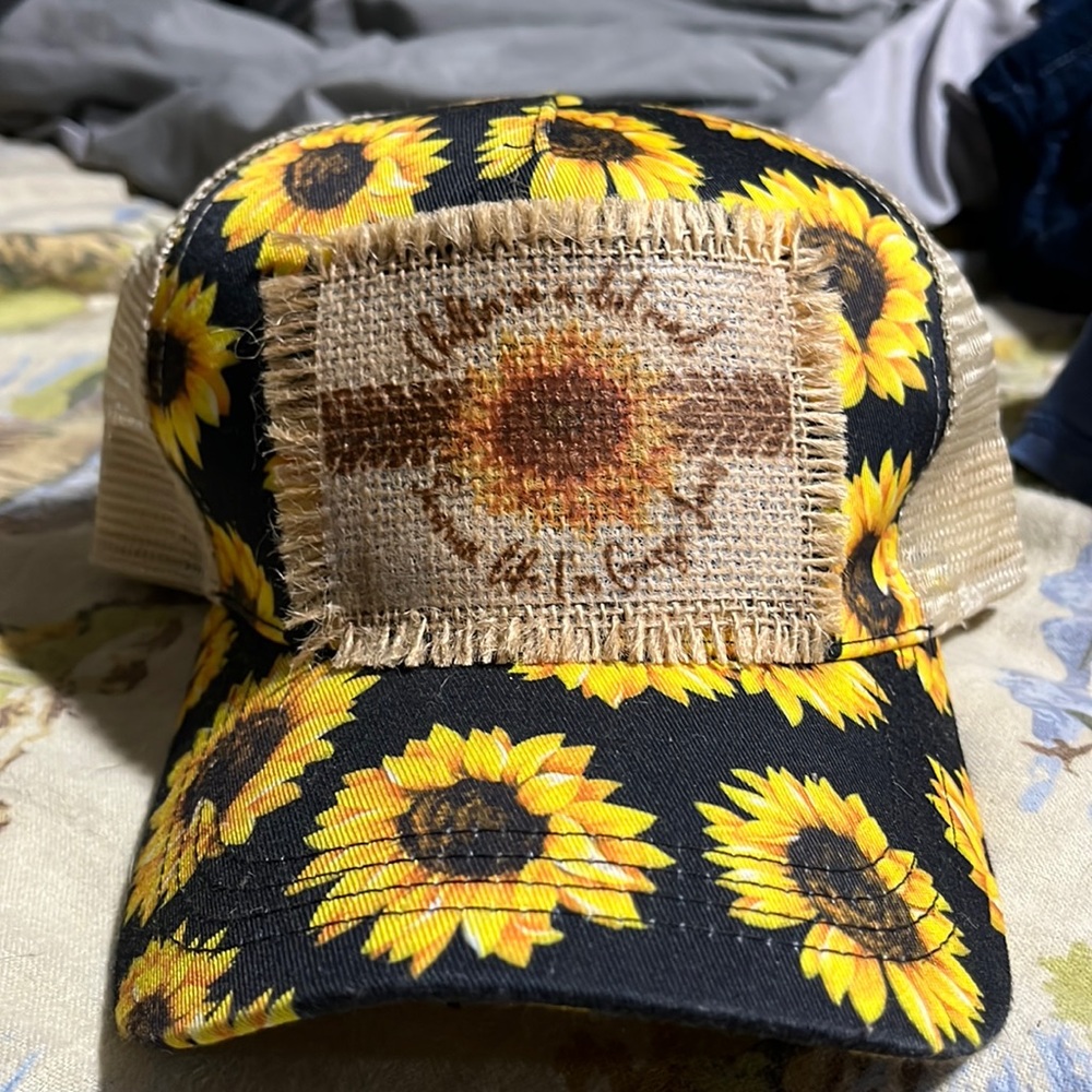Women’s hat criss cross back for ponytails